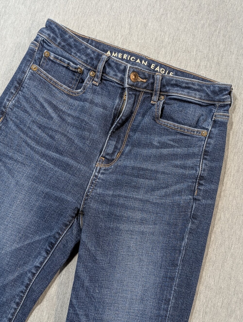 American Eagle Super Hi-Rise Flare Jeans Women's 6 Short Blue Whiskering